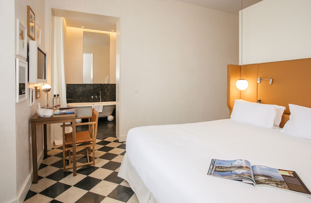 DELUXE, DOUBLE BED