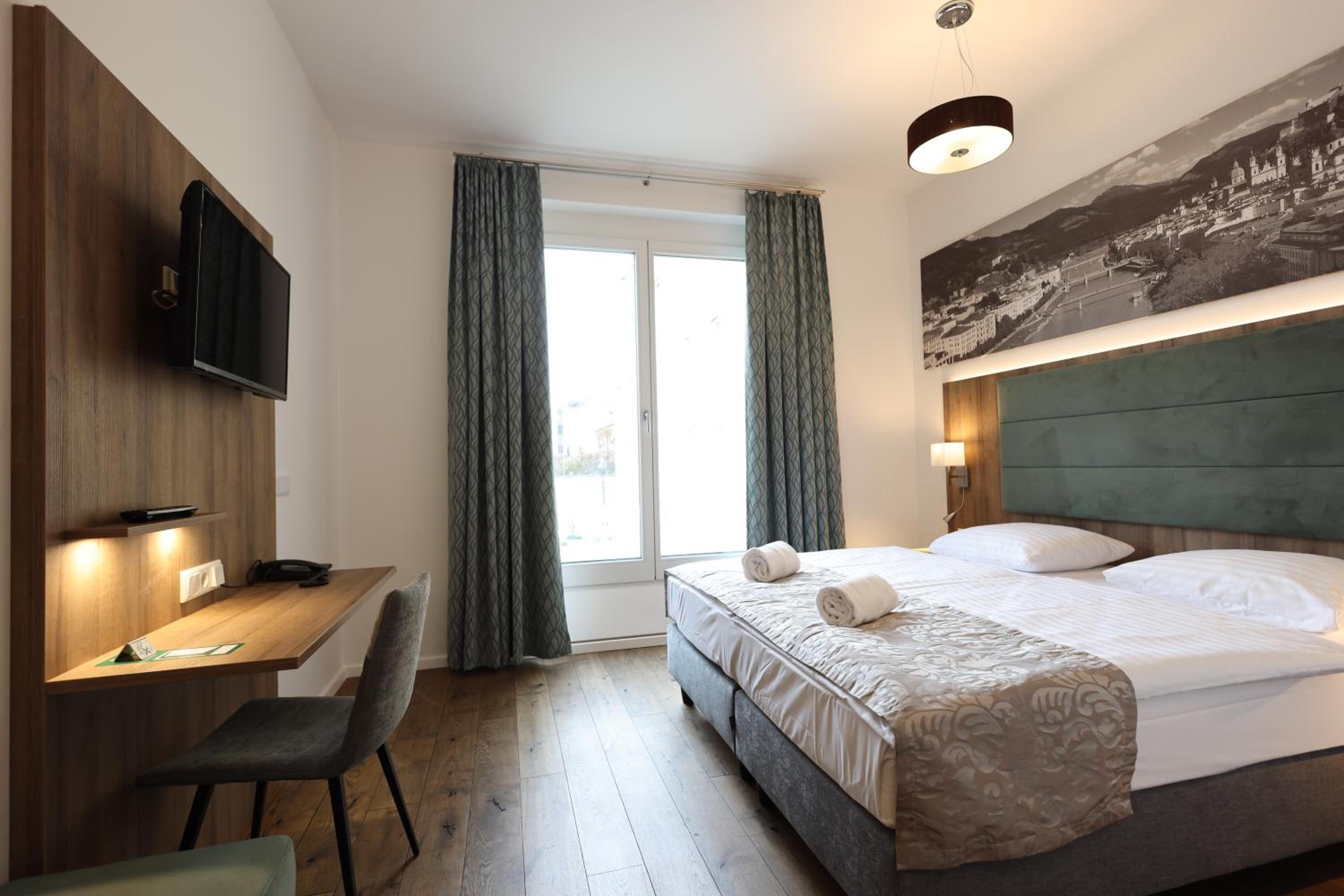 Plus, Queen Bed, Garden View