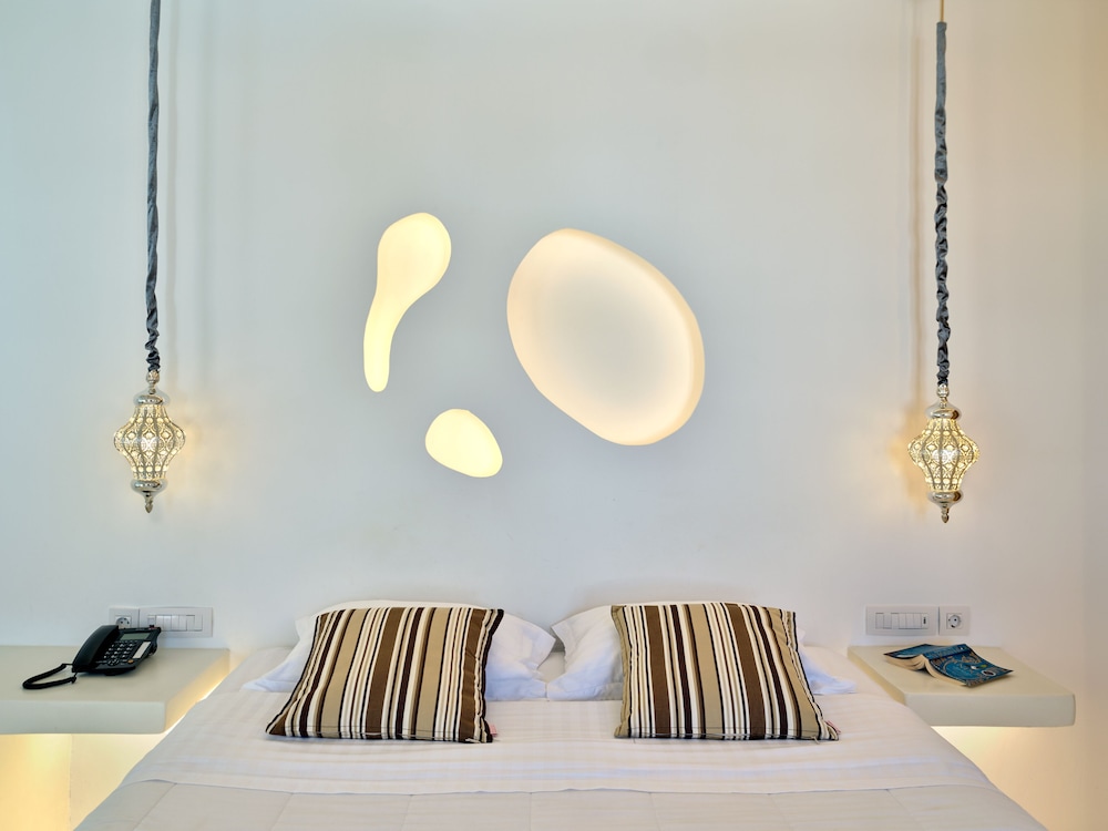 Zefi Hotel & Suites 63/75