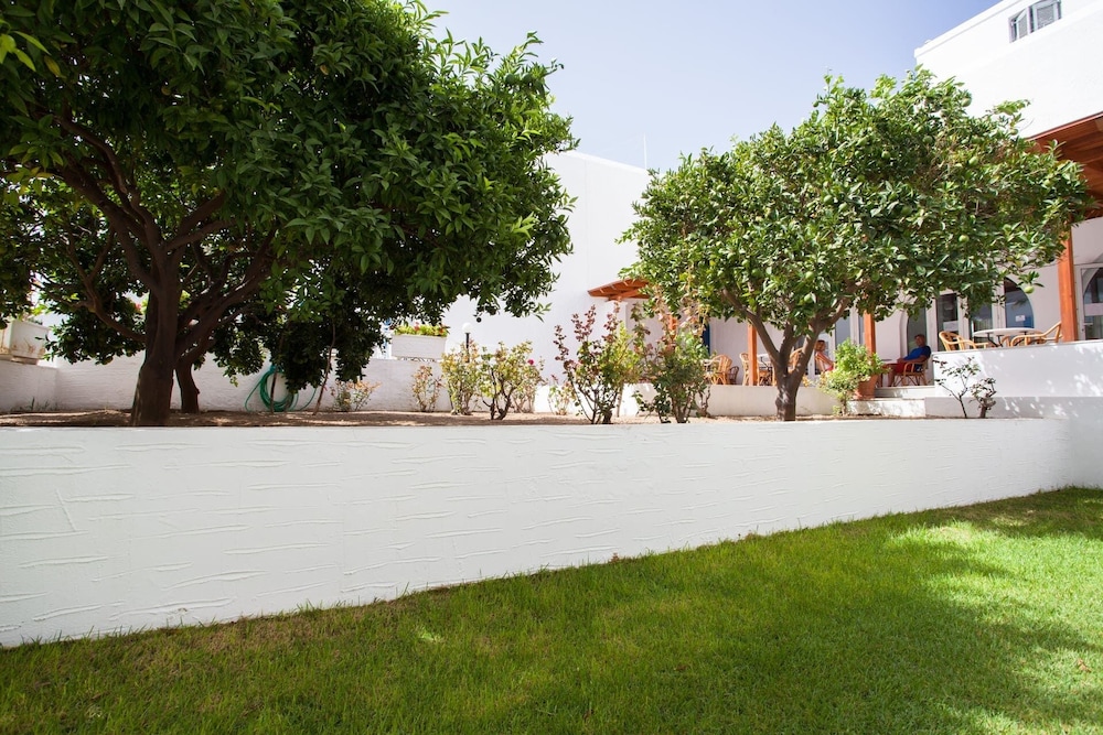 Polos Hotel Paros 77/90