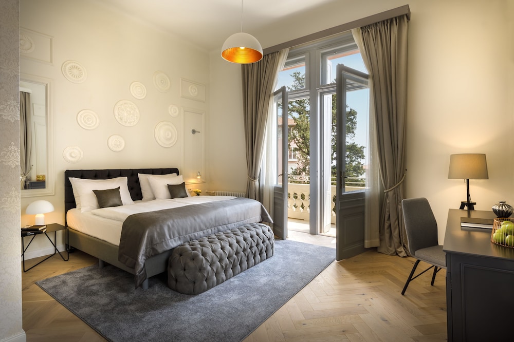 Imperial, 1 Double and 1 Single Bed, with Extra Bed, Sea Side