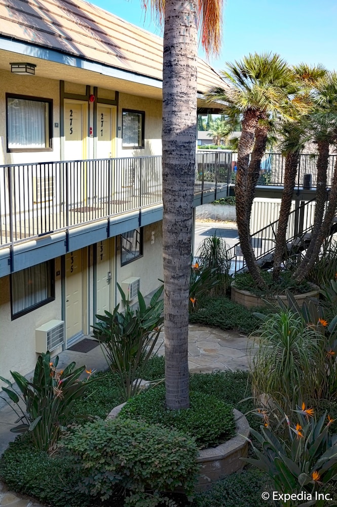 Lemon Heights Inn 10/58
