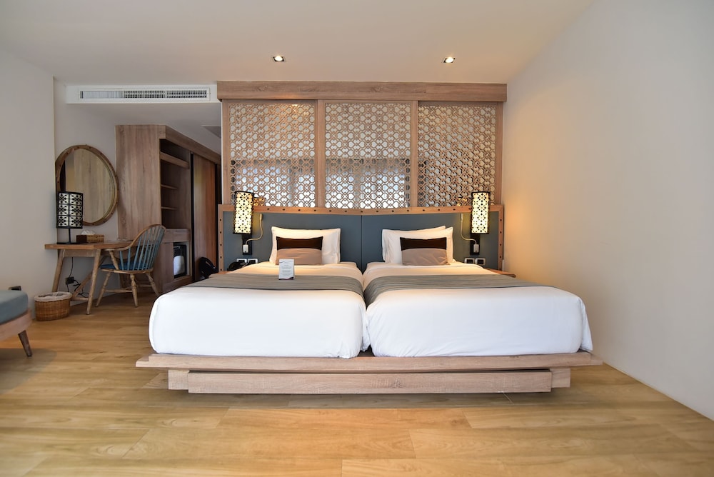 Akira Lipe Resort 32/91