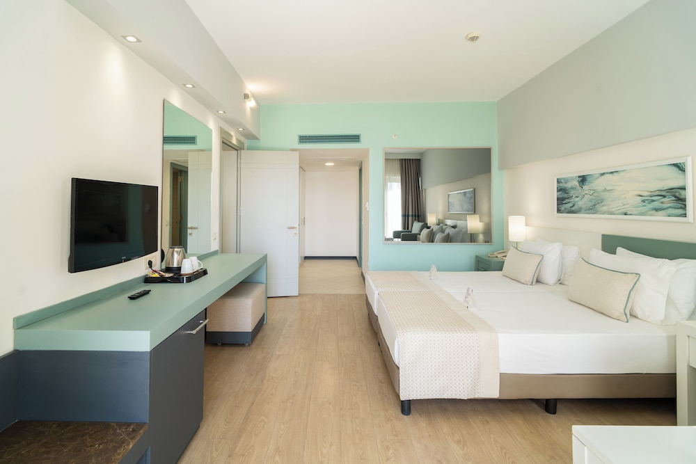 غرفة سوبيريور عائلية بسرير كوين وسريرين منفصلين بإطلالة على البحر، Arcanus Hotels Sorgun 4/6