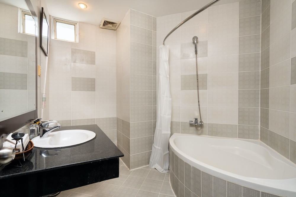 A&A Toronto Hotel 64/66
