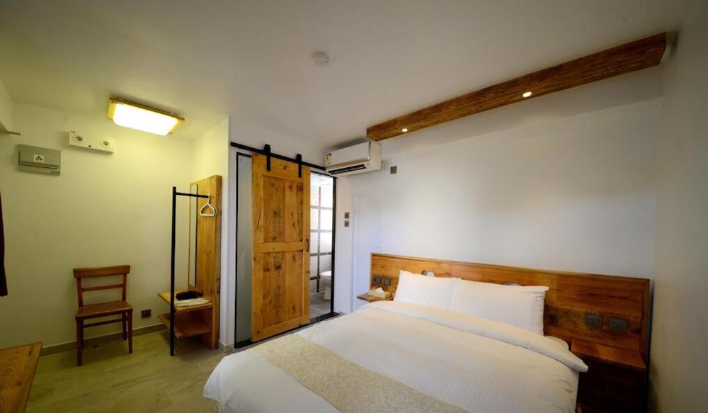 B&B Cheung Chau 7/81
