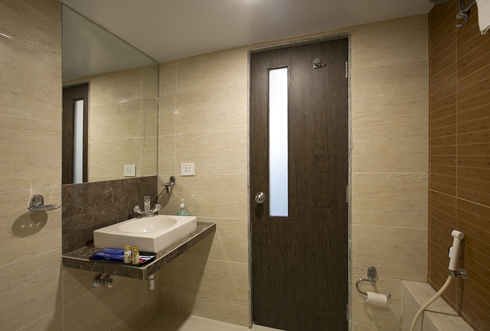 Oyo Premium 091 Vile Parle East 47/50
