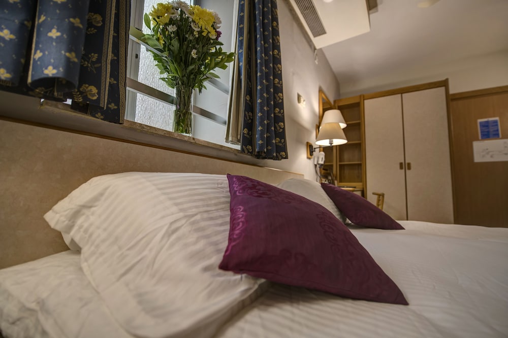 Sliema Chalet Hotel 11/32
