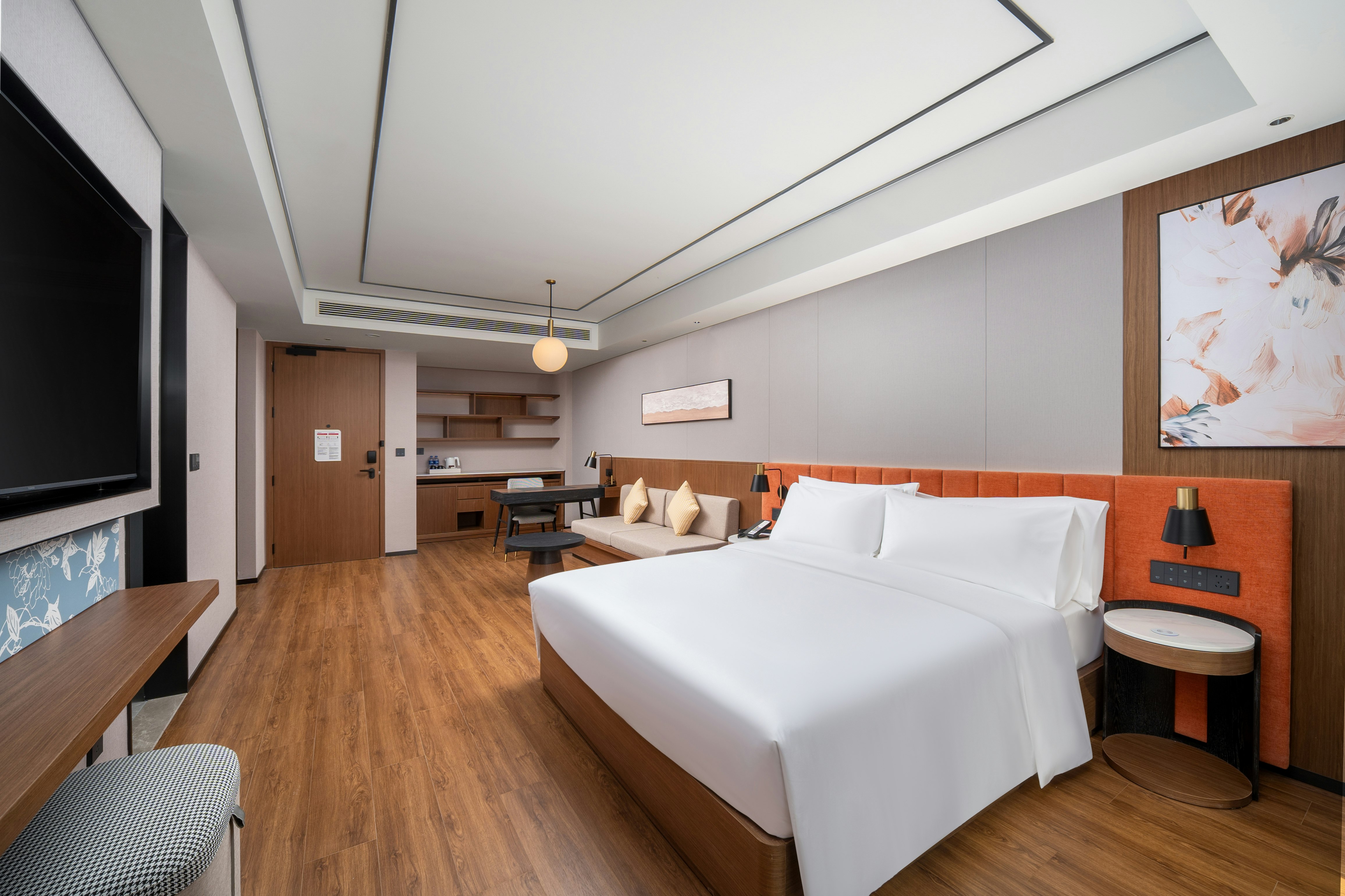DELUXE, KING BED