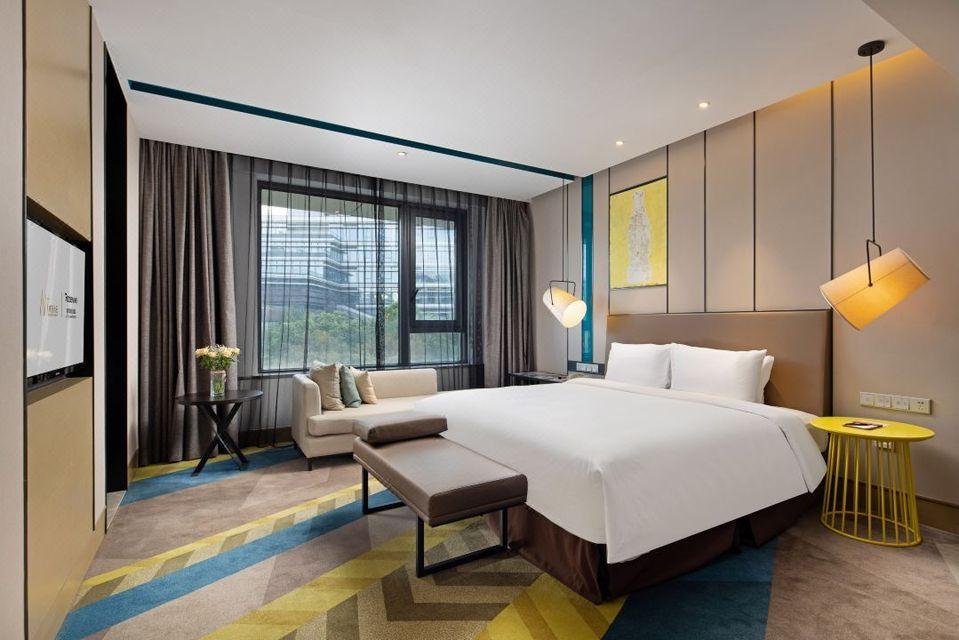 BUSINESS, DOUBLE BED