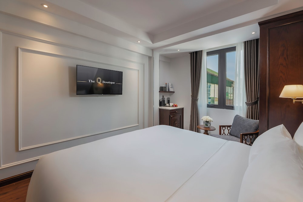 DELUXE, DOUBLE OR TWIN BED
