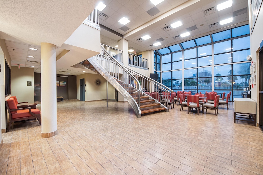 Comfort Suites Beachside 11/44