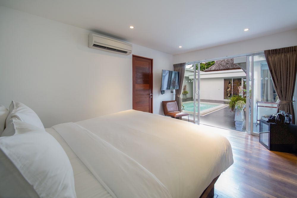 Zara Resort (ex The Privilege Hotel Ezra Royal Beach) 24/80