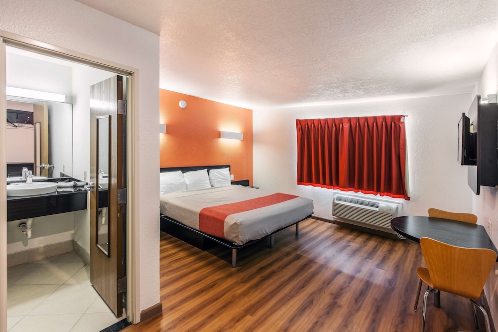 STANDARD, QUEEN BED, ACCESSIBLE