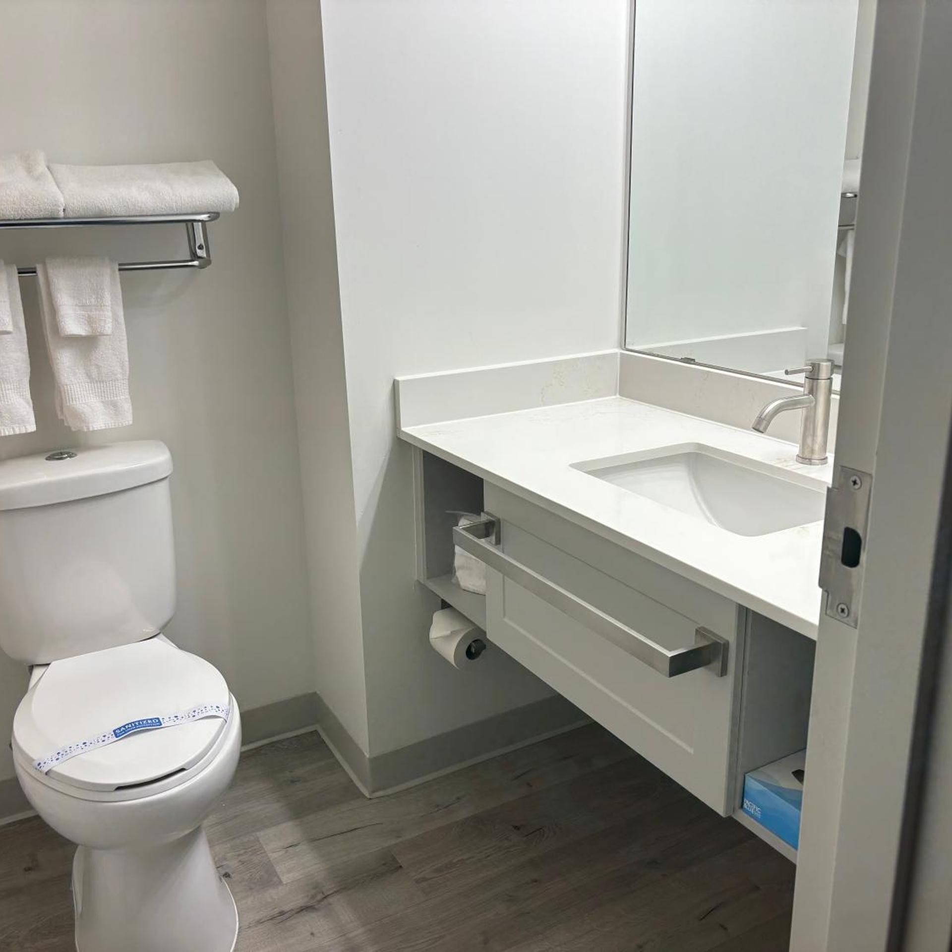 غرفة بسريرين كوين مع أريكة لذوي الإعاقة، Ramada by Wyndham Estevan 3/3