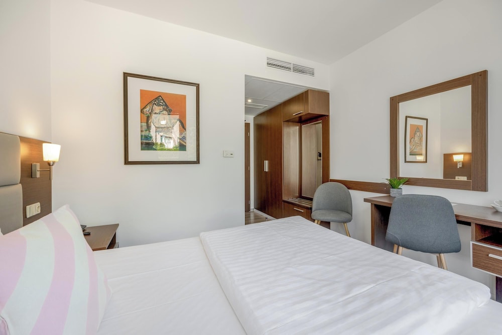 ROOM, SINGLE