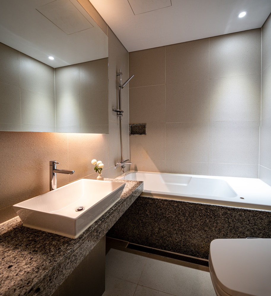 Hotel The Designers Hongdae 77/80