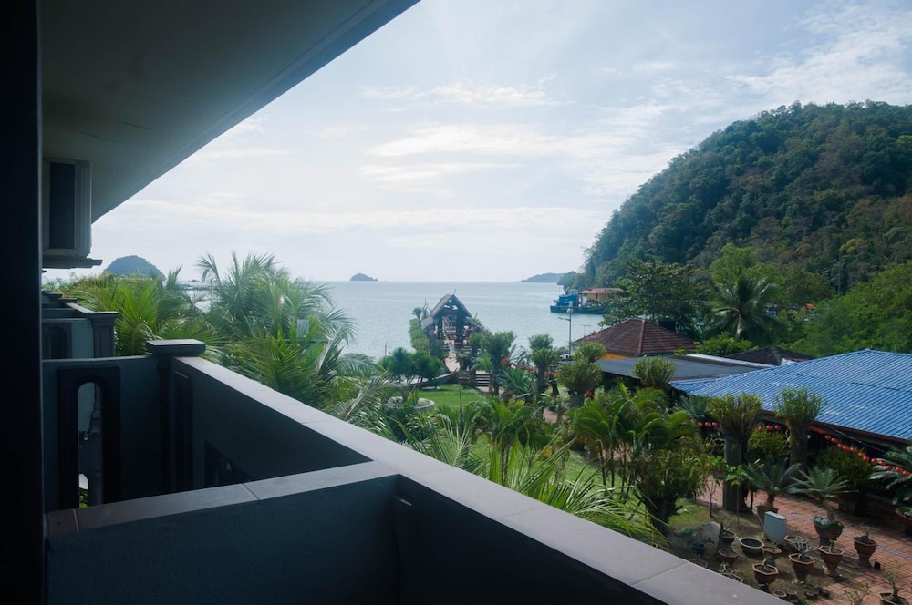 Penarak Bamboo Beach Motel 41/43