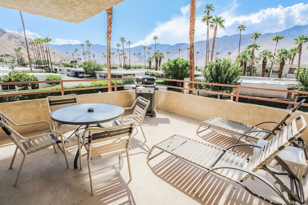 Desert Isle Of Palm Springs 36/50