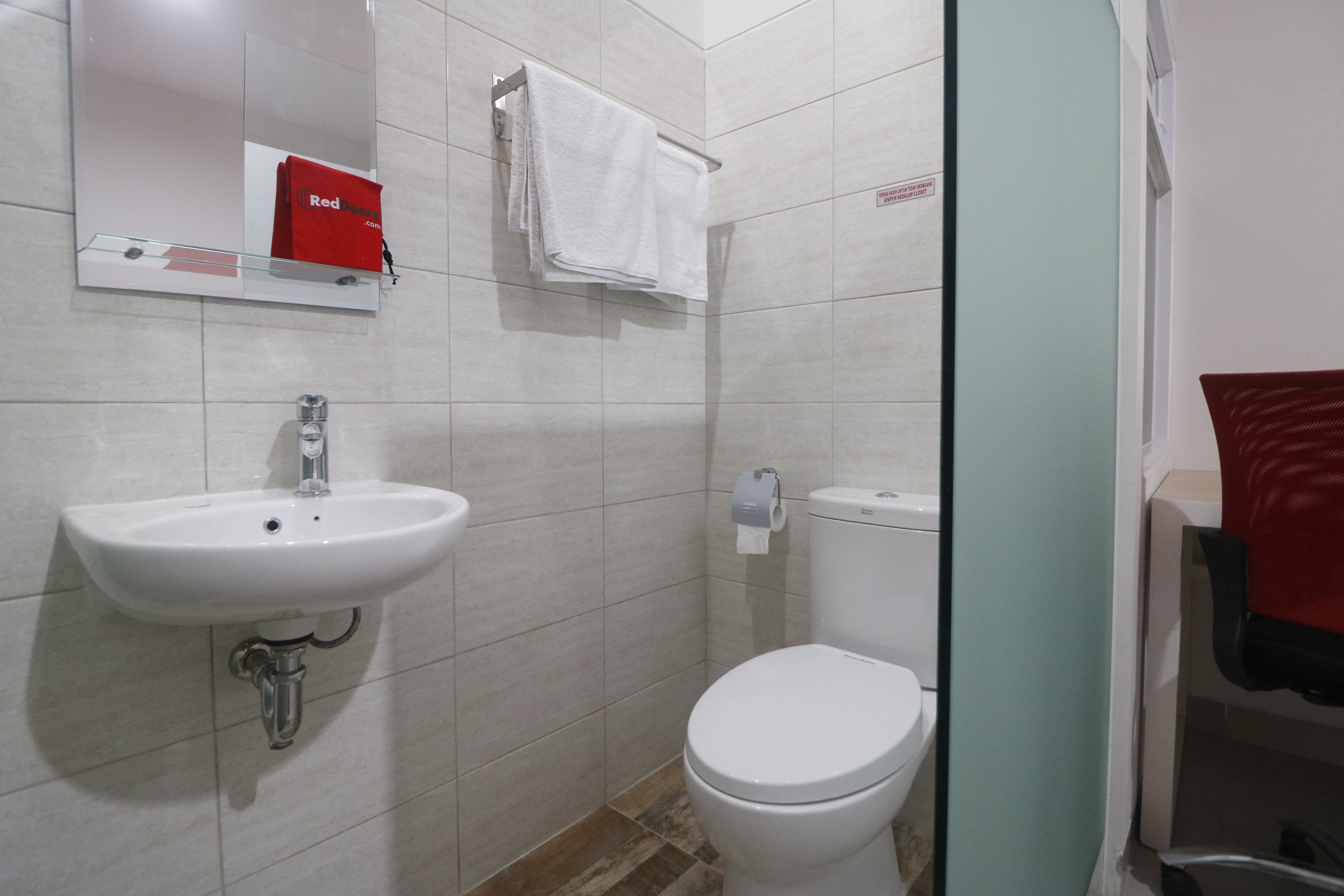 RedDoorz Plus near Living Plaza Jababeka 31/35