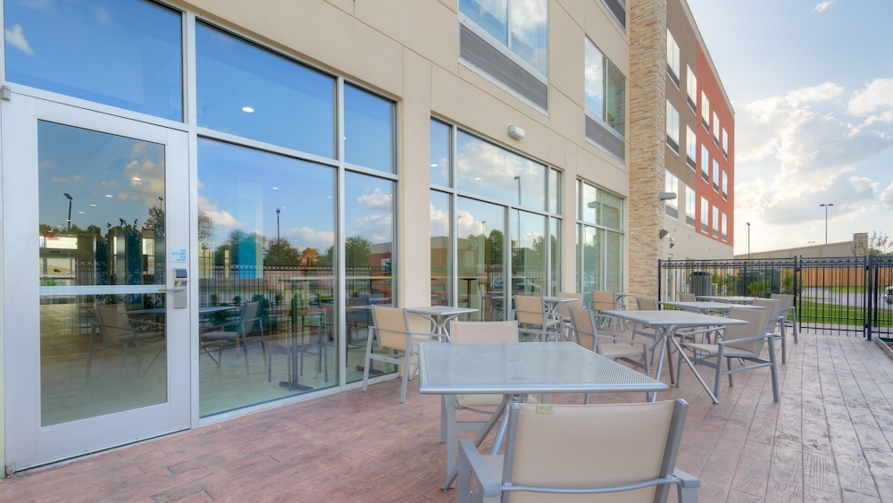 Holiday Inn Express Suites Tulsa Midtown 39/68
