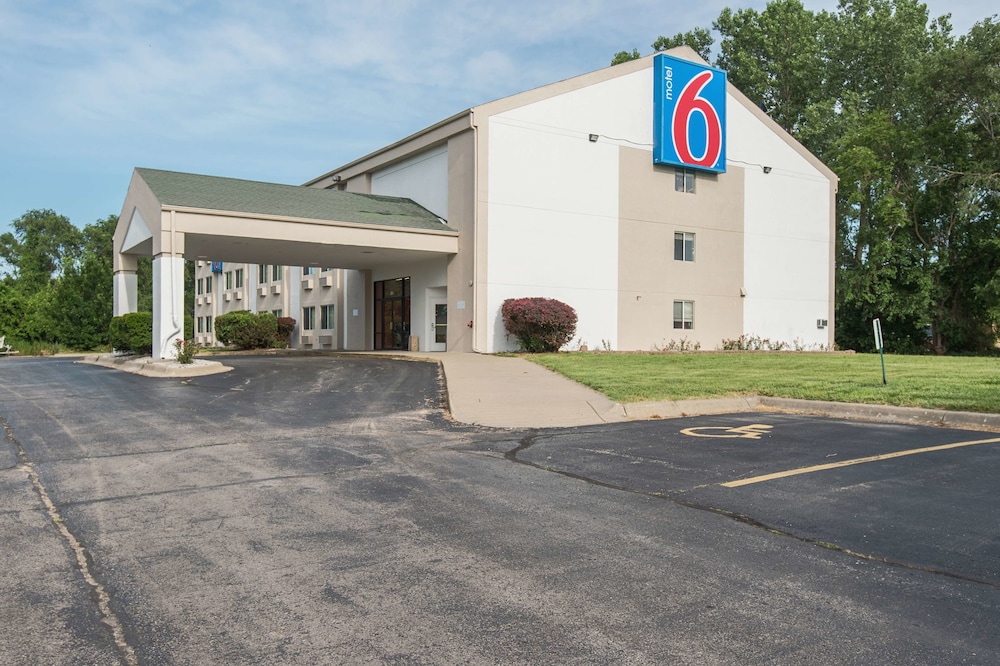 Motel6 Lawrence, KS 32/38