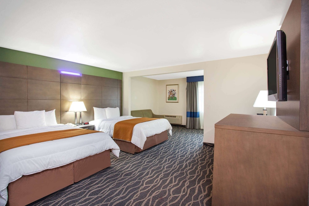Travelodge Inn & Suites by Wyndham Anaheim on Disneyland Dr 23/31