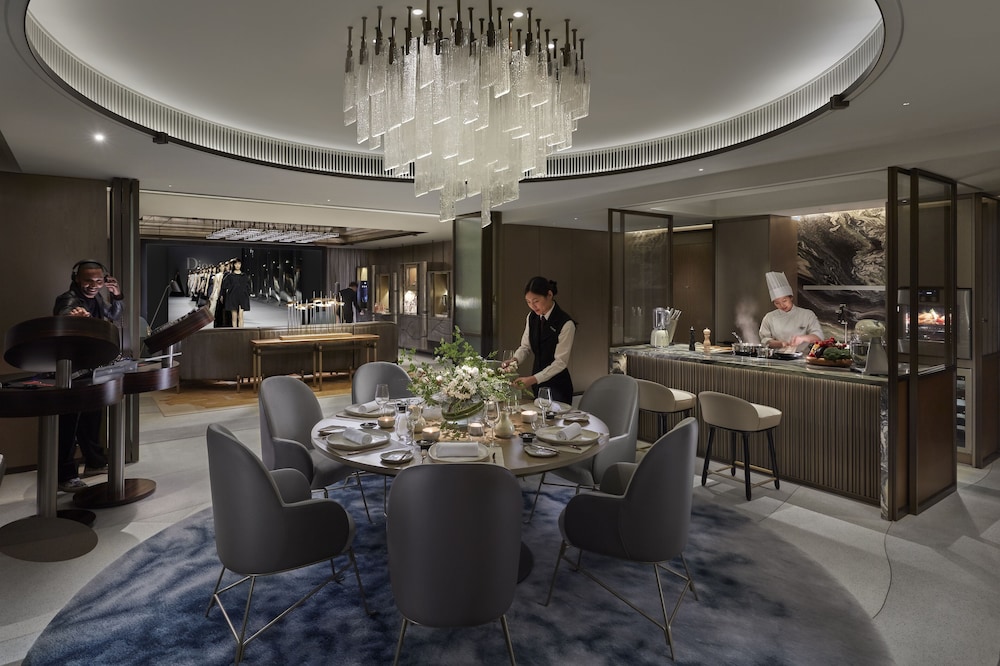 Mandarin Oriental The Landmark, Hong Kong 67/75