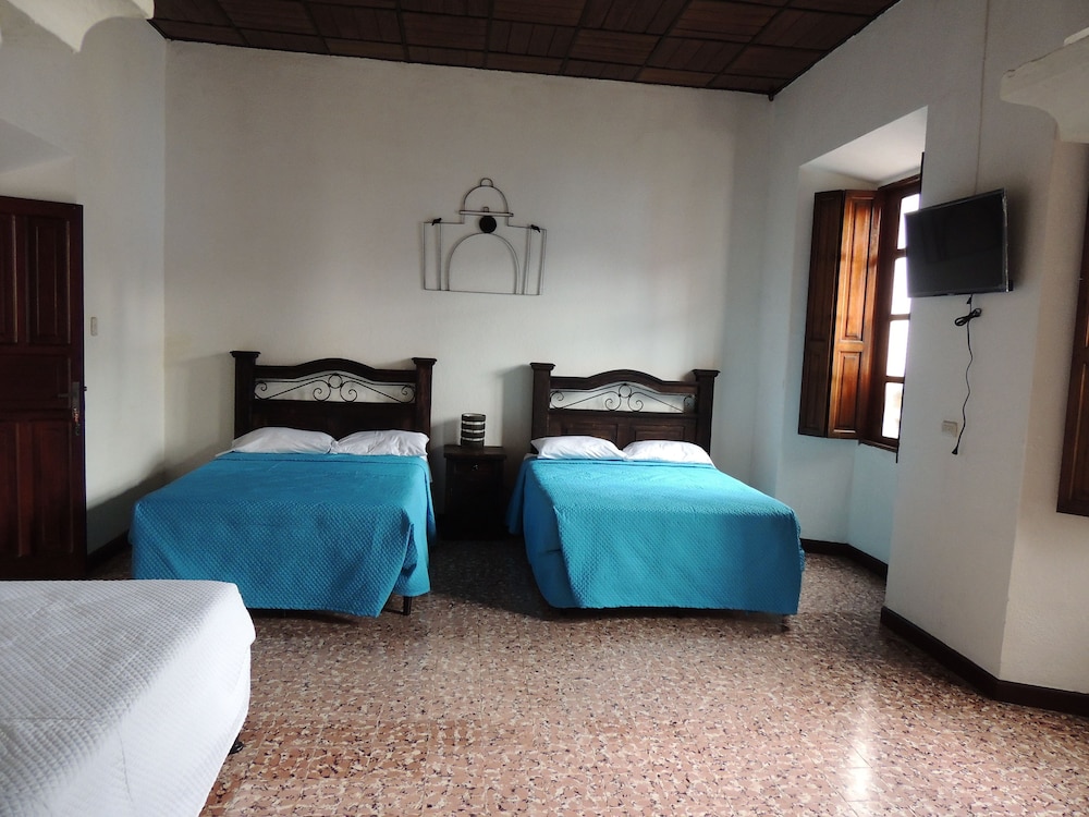 Feathers Hotel And Lounge - Hostel 20/60