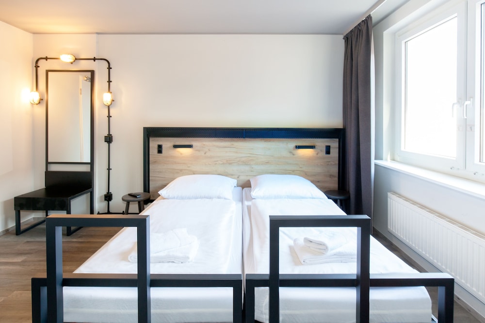 ROOM, TWIN BEDS
