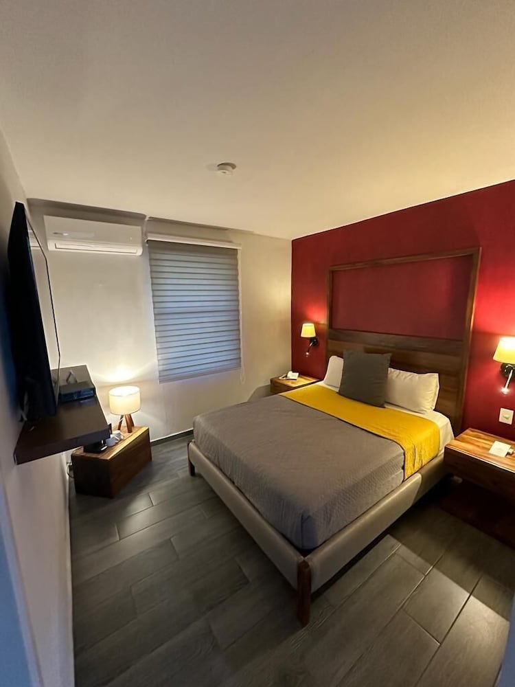 STANDARD, QUEEN BED