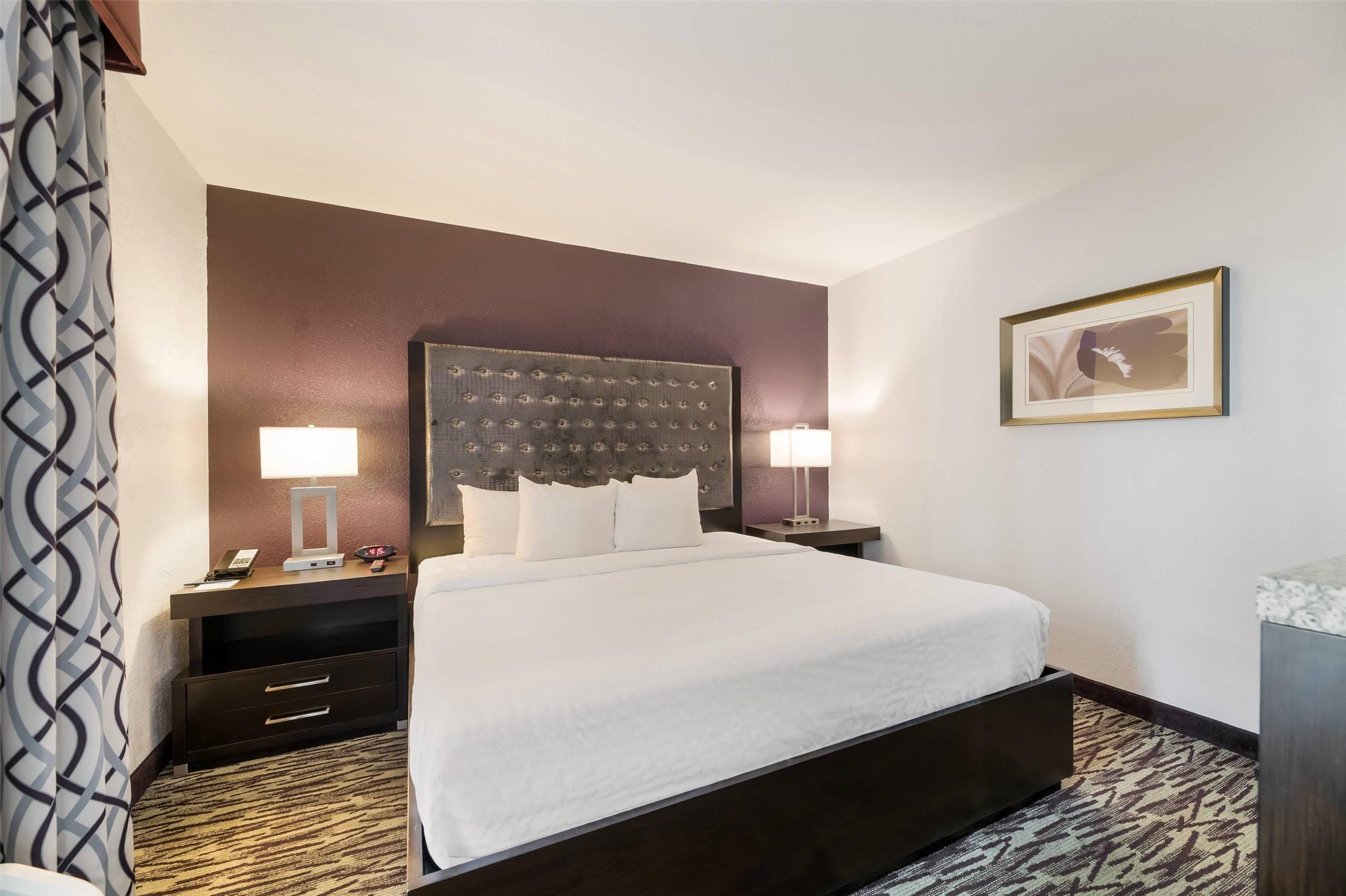 Clarion Inn & Suites Across From Universal Orlando Resort 8/27