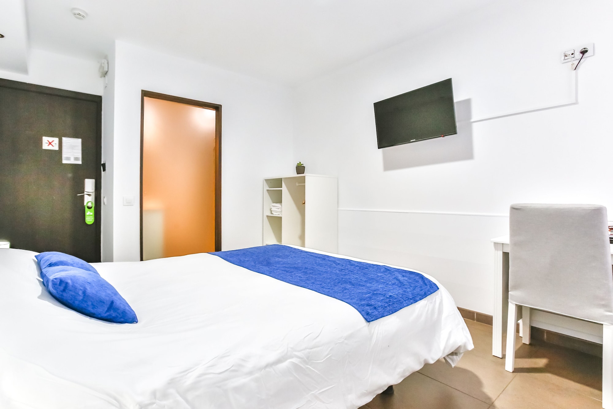 ROOM, DOUBLE BED