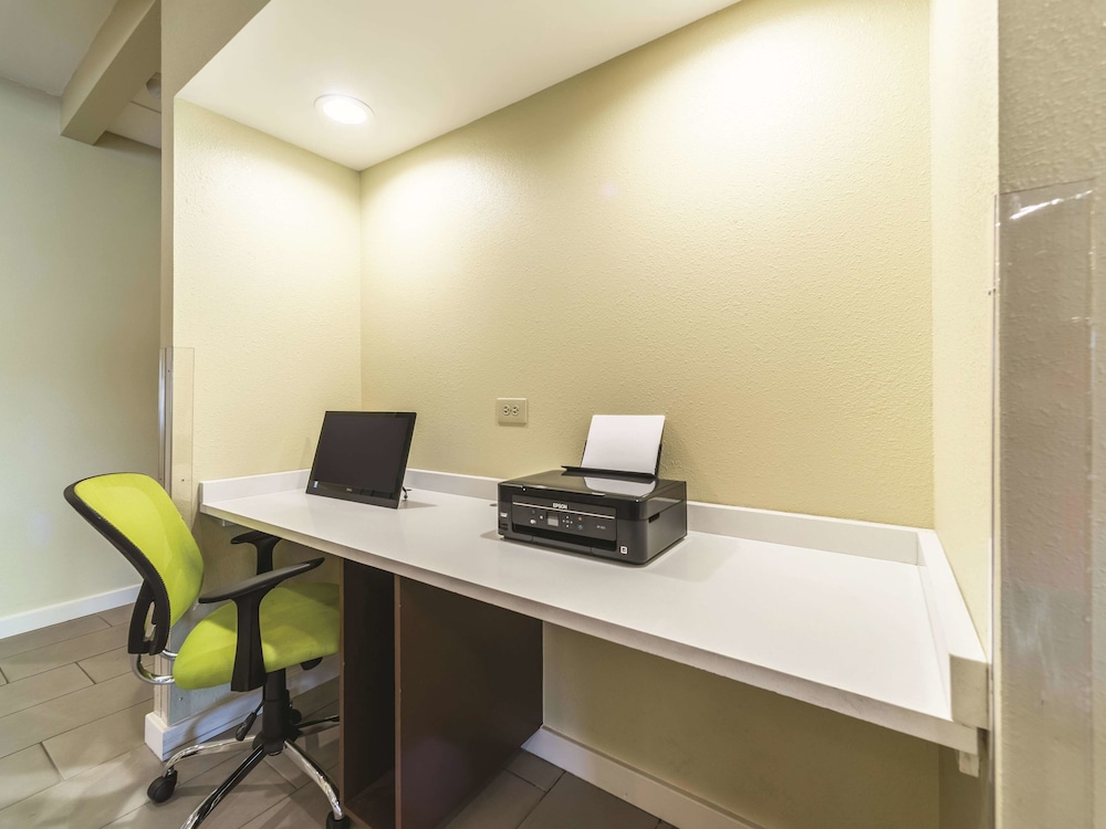 La Quinta Inn & Suites by Wyndham Collinsville - St. Louis 39/42