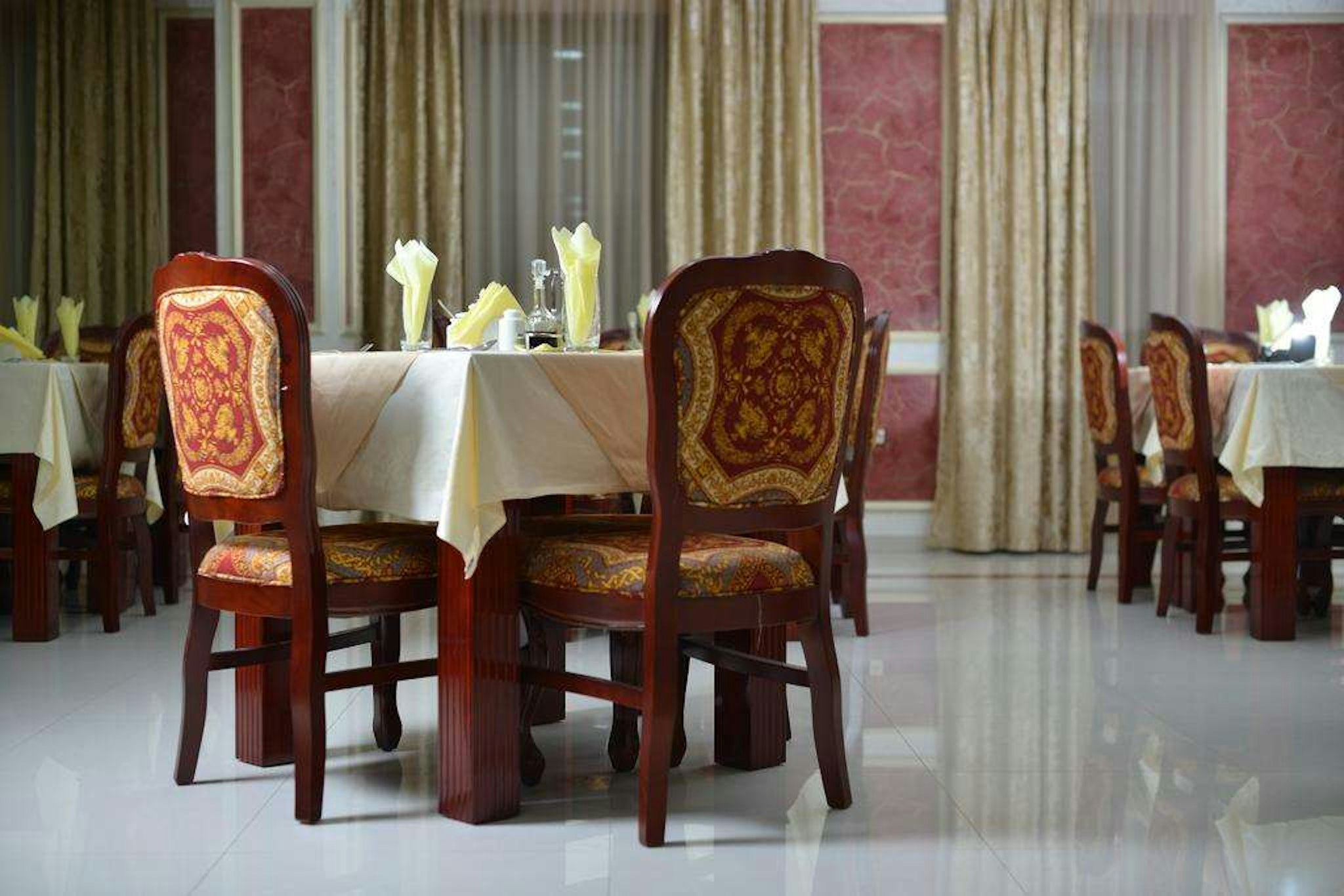 Gold Hotel 50/67