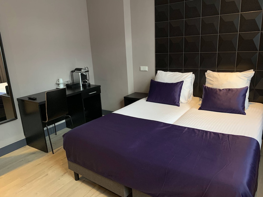 ROOM, TWIN BEDS