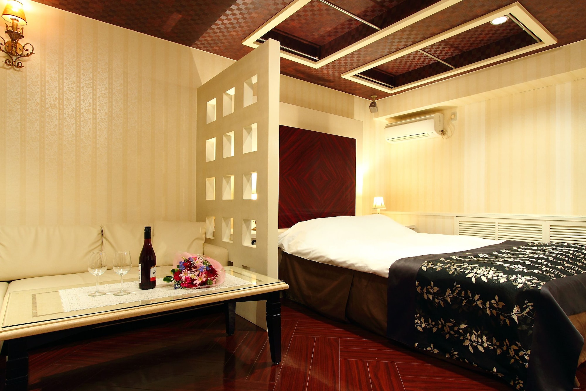 ROOM, DOUBLE BED