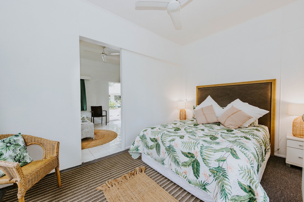 FAMILY, QUEEN AND TWIN BEDS, GARDEN VIEW