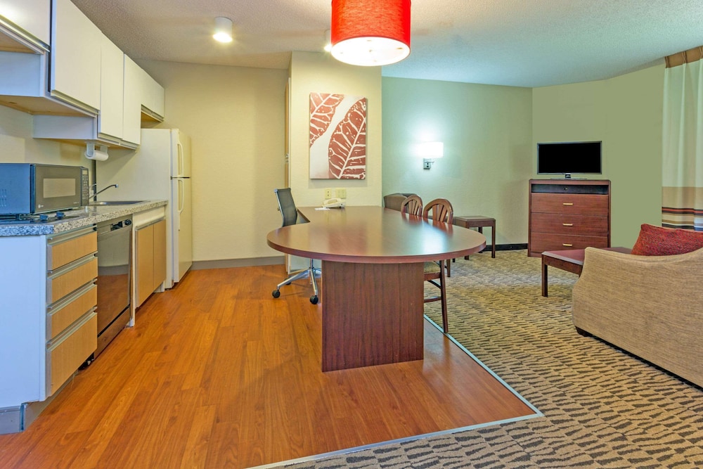 MainStay Suites Chicago Hoffman Estates 17/26