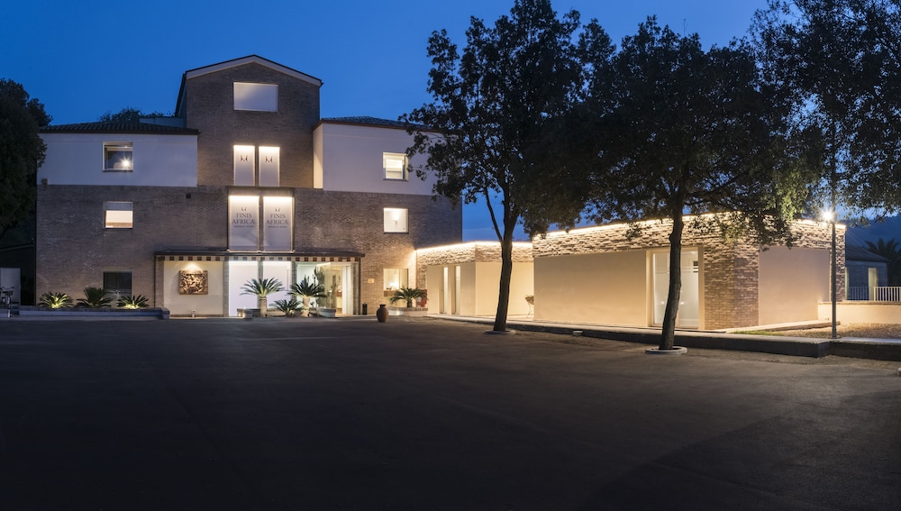 FINIS AFRICAE COUNTRY HOUSE 53/56