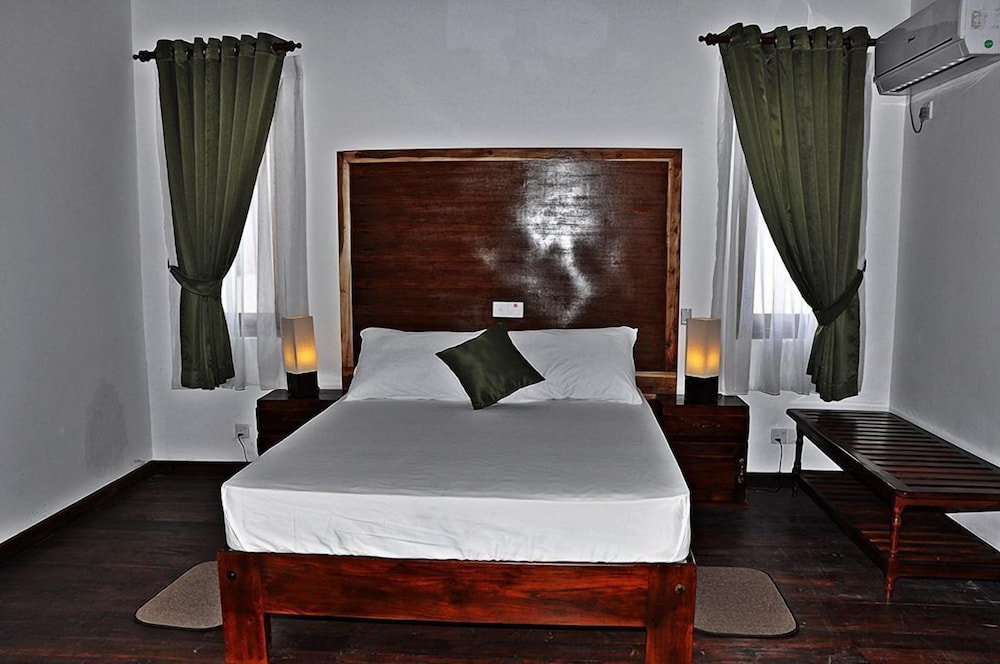 Naaval Hotel 12/45