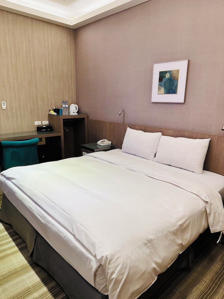ROOM, DOUBLE BED
