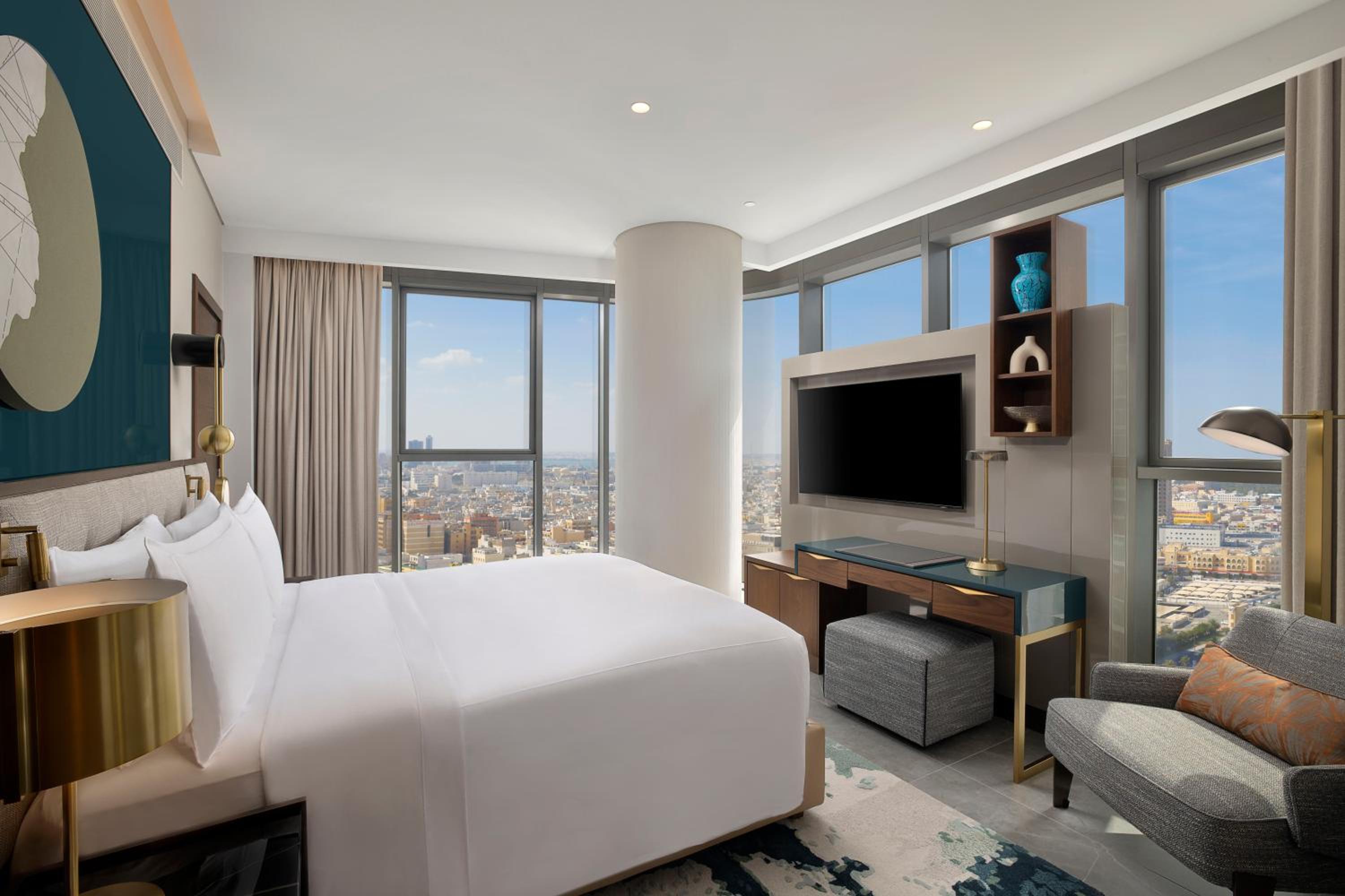 1 BEDROOM, SUITE, KING BED, CITY VIEW, CORNER