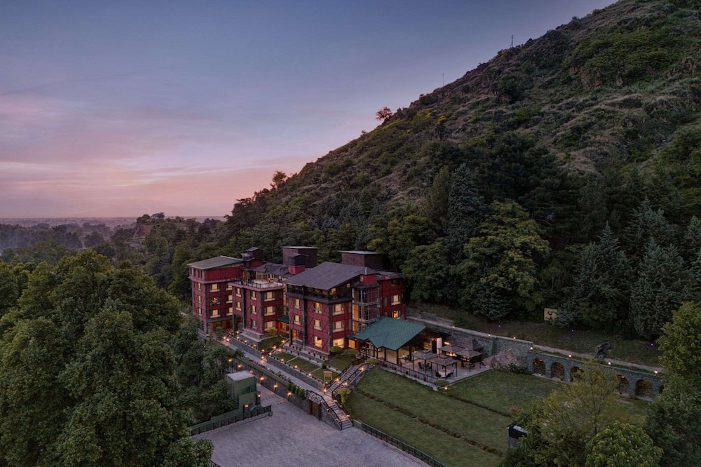 Golden Tulip Srinagar 42/48