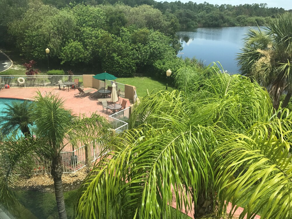 Holiday Inn Express Hotel and Suites Port Charlotte 26/34