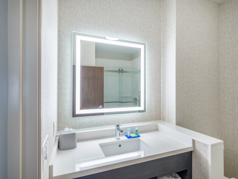 Holiday Inn Express and Suites Watertown 73/74
