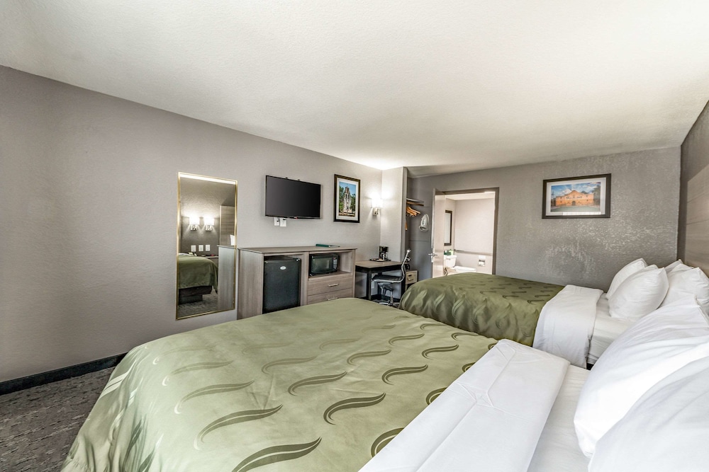 STANDARD, 2 QUEEN BEDS
