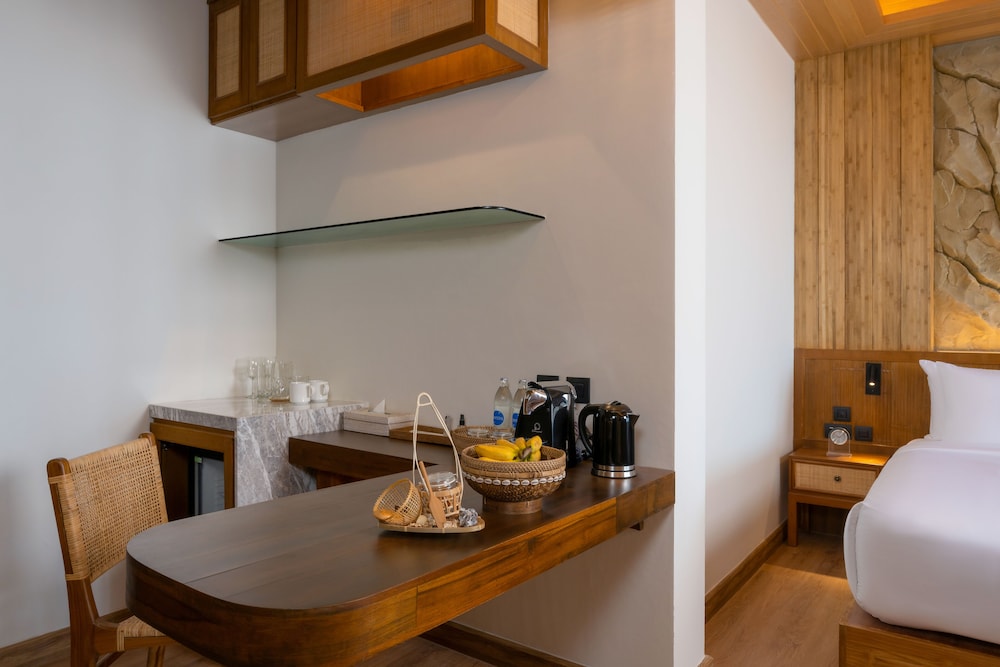 Sinae Phuket Luxury Hotel 65/78