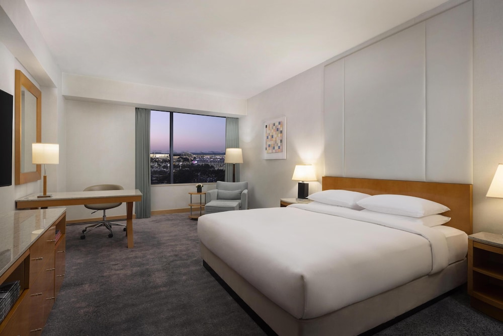 CLUB, KING BED
