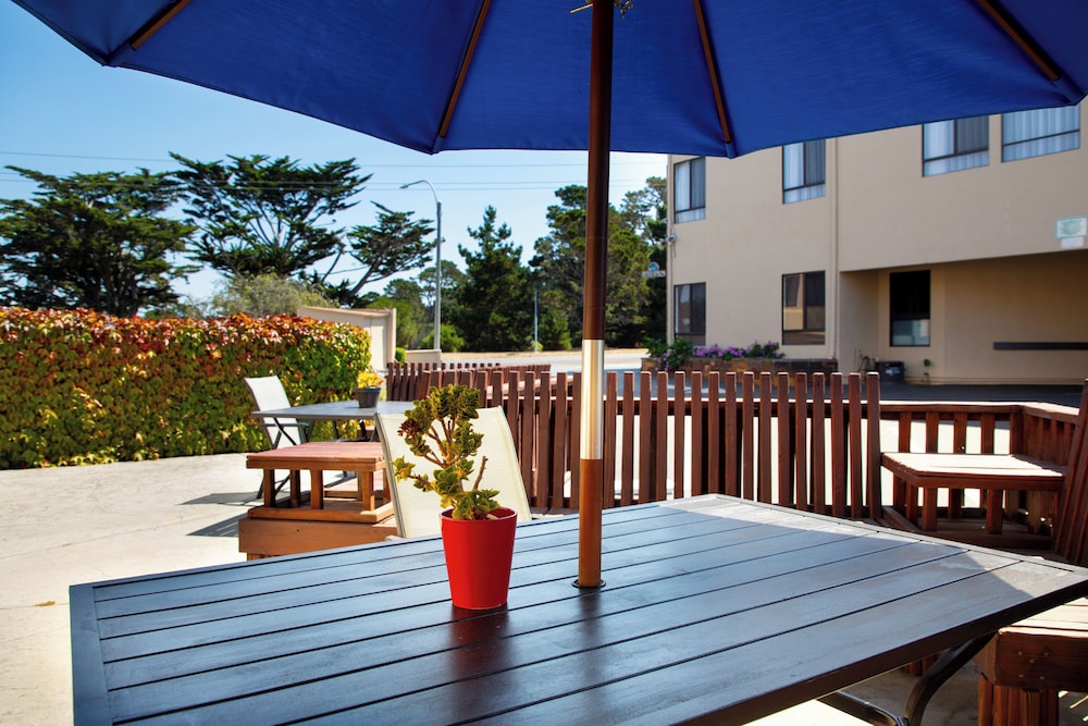 Vagabond Inn Monterey detail